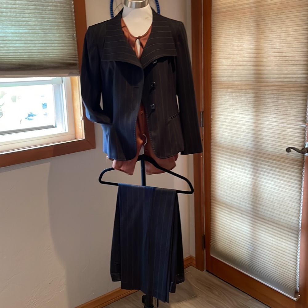 Jones NY Stretch NWOT Pinstripe Suit high Quality!